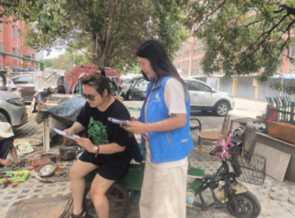 联丰优配  南苑街道三里屯社区开展就业创业扶持政策宣传活动